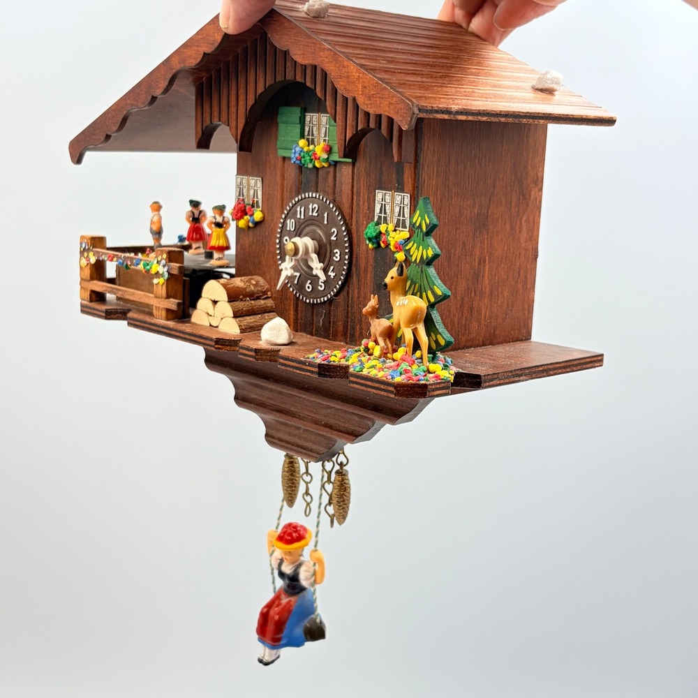 VTG Hermle Quartz 2200 German Cuckoo Clock Chalet Dancers Deer Alpine Wood House - Picture 3 of 17